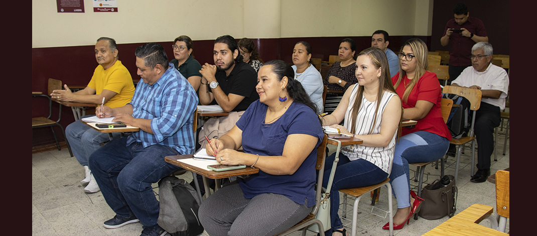 Imparten diplomado en marketing educativo a profesores de educación media